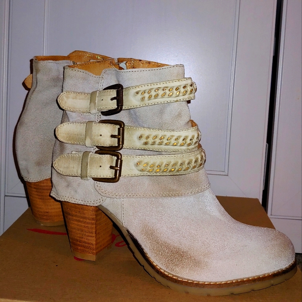 Beautiful Ankle Boots size 8 "Ice"